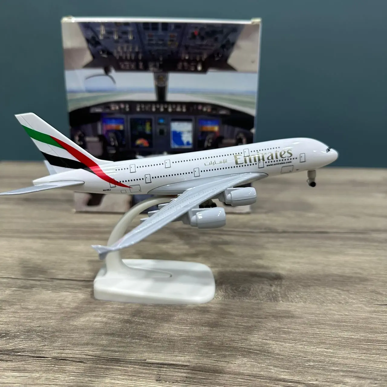 AVION MINI AIRCRAFT MODEL AIRBUS A380 EMIRATES 18CM AVEC SUPPORT ET ROUES EN METAL